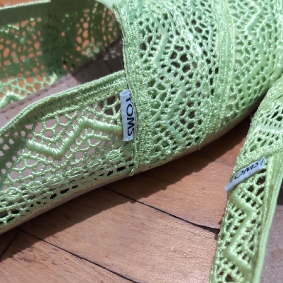 Toms Green and Yellow Crochet Loafers Lightweight and Stylish - Picture 4 of 6